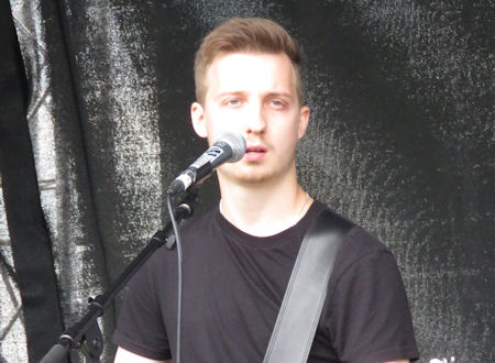 Dallenger on the Acoustic stage